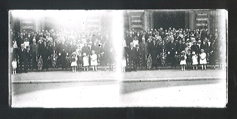 Groupe posant sur le perron de l'hôtel de ville