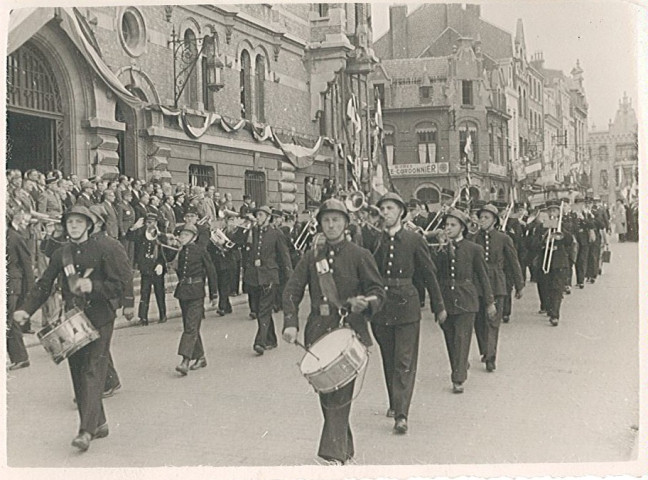 Passage de la fanfare des sapeurs-pompiers lors de la remise de la seconde croix de guerre à la ville