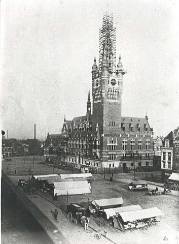 Marché sur la Grand'Place et beffroi en reconstruction