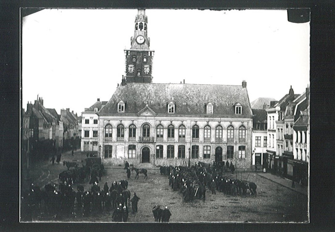 Troupe armée sur la Grand'Place lors des grèves de 1903