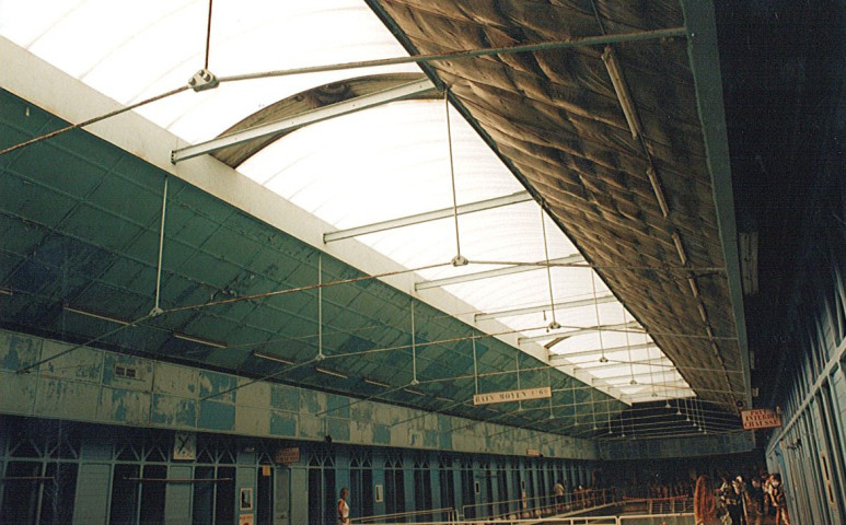 Intérieur de la piscine municipale avant sa fermeture définitive