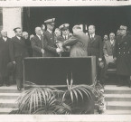 Remise de la légion d'honneur à M. Julien, ministre des postes et télécommunications à l'école nationale professionnelle, pour le cinquantenaire de l'établissement