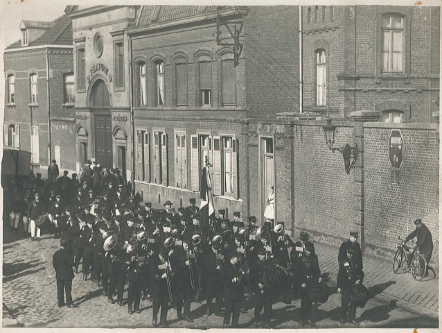 Cortège de funérailles de Théophile Dubreux, chef de la clique de la jeune garde