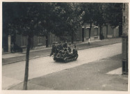 Résistants des Forces Françaises de l'Intérieur (FFI) à bord d'une chenillette rue du faubourg de Dunkerque