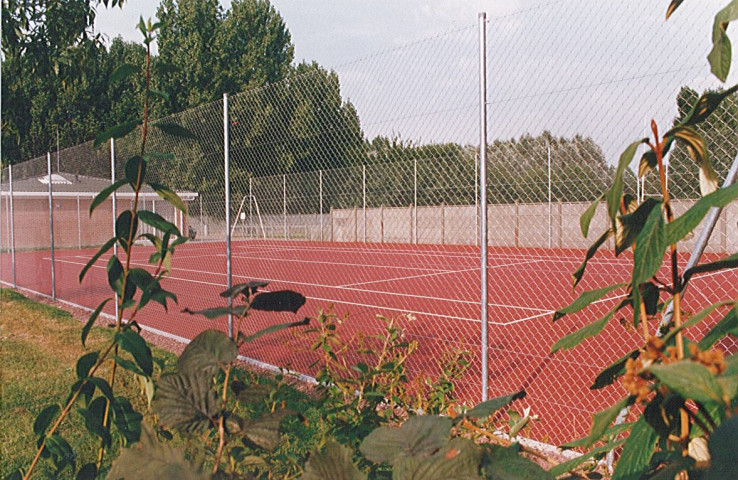 Court de tennis extérieur au complexe sportif Léo Lagrange