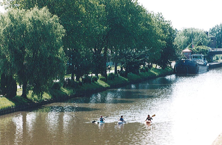 Activité canoë kayak au niveau du canal de la dérivation