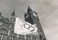 Drapeau olympique et haut de l'hôtel de ville pour la fête des Nieulles