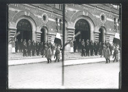 Société de pêche passant devant l'hôtel de ville