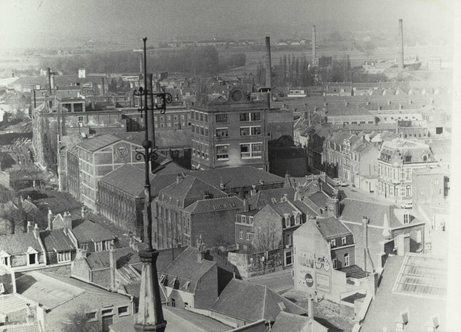 Vue aérienne des bâtiments désaffectés de la brasserie Breuvart après le comblement de la Lys