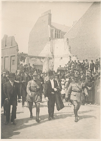 Visite officielle du maréchal Foch pour la remise de la croix de guerre à la ville, passage dans une rue