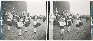 Groupe déguisé en costumes historiques défilant dans un cortège folklorique