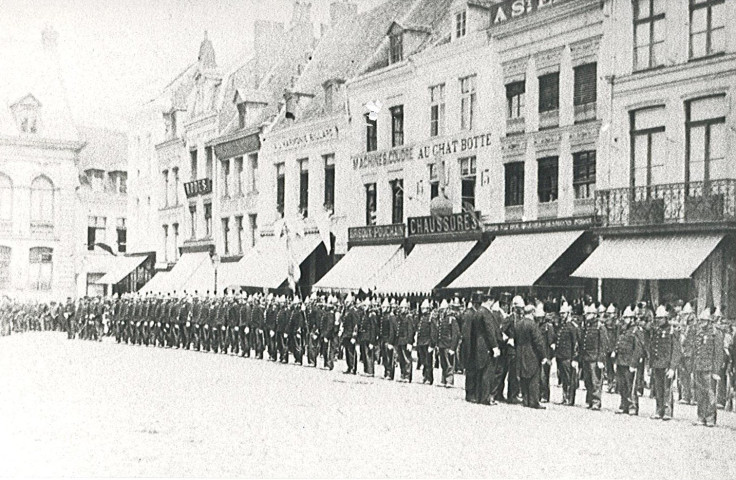 Autorités locales passant en revue le corps des sapeurs-pompiers sur la Grand'Place