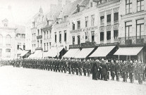 Autorités locales passant en revue le corps des sapeurs-pompiers sur la Grand'Place