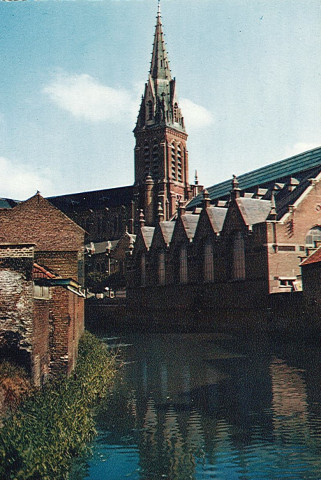 Lys, halles et église Saint-Vaast depuis le pont de Flandre