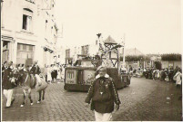 Défilé de char folklorique rue Jean Jaurès pour la fête des Nieulles