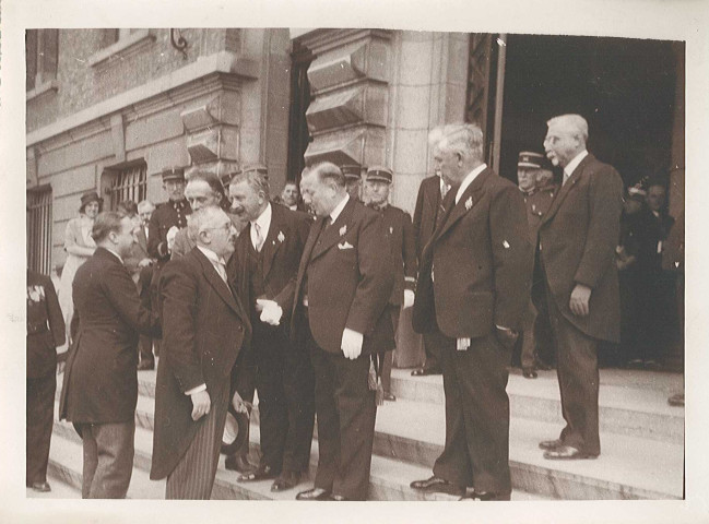 Personnalités saluant sur le perron de l'hôtel de ville