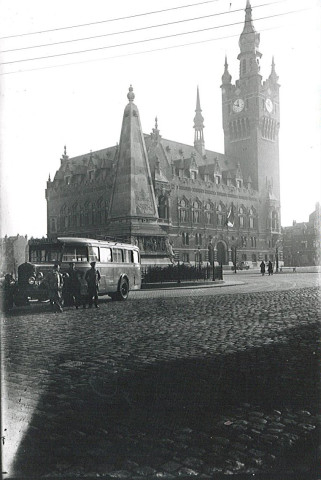 Autobus stationné derrière le monument aux morts
