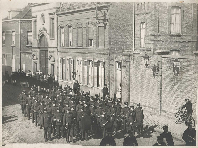 Cortège de funérailles de Théophile Dubreux, chef de la clique de la jeune garde