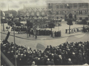 Foule sur la Grand'Place à l'inauguration de l'hôtel de ville lors des fêtes de la Renaissance