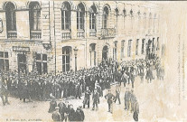 Distribution des bulletins de secours, souvenir des Grèves d'Armentières