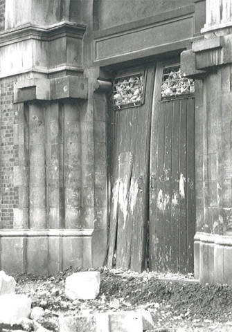 Portail de l'église Saint-Roch en cours de démolition