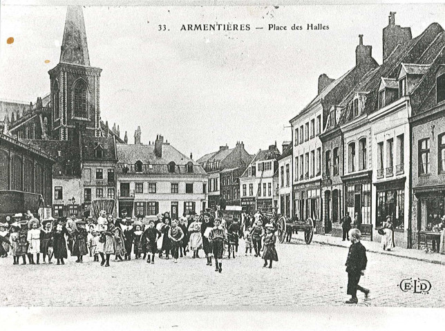 Groupe d'enfants sur la place des halles