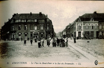 Groupe posant sur la place du Rond-Point et la rue des Promenades