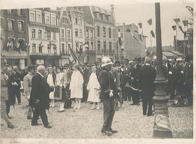 Cérémonie sur la Grand'Place, passage en revue des sociétés