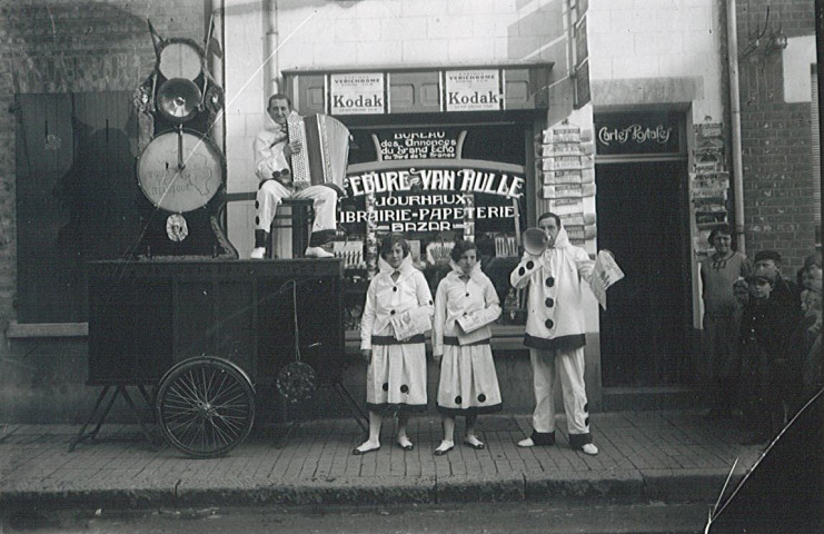 Groupe déguisé en pierrots devant la librairie papeterie Lefebvre-Van Hulle