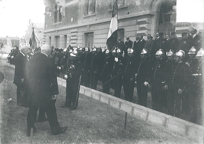 Cérémonie de remise de la légion d'honneur à L. Lis, capitaine des sapeurs-pompiers, devant l'hôtel de ville