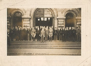 Personnalités posant sur le perron de l'hôtel de ville lors du défilé du 14 juillet 1945