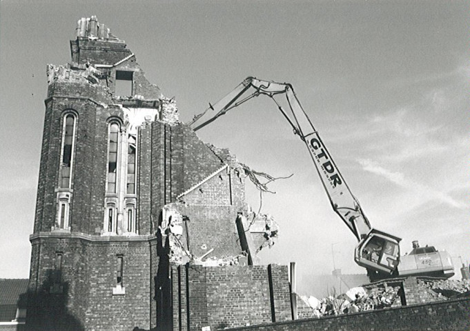 Clocher de l'église Saint-Roch en cours de démolition