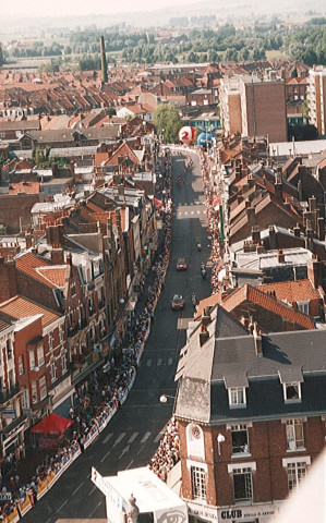 Vue aérienne du public assistant au passage des coureurs rue de Dunkerque, tour de France