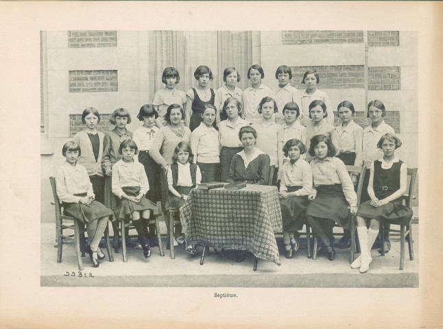 Élèves de septième au collège de jeunes filles