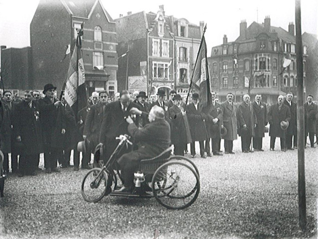 Cérémonie de remise de médaille par un vétéran de guerre sur la Grand'Place