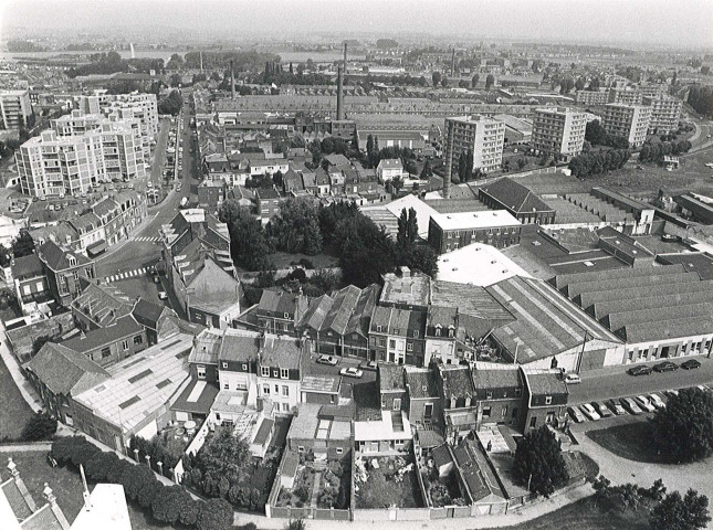 Vue aérienne du quai de Beauvais, la place du Marché aux toiles et la rue des Fusillés