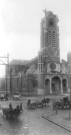 Convoi de soldats australiens devant l'église Notre-Dame du Sacré-Coeur en ruines