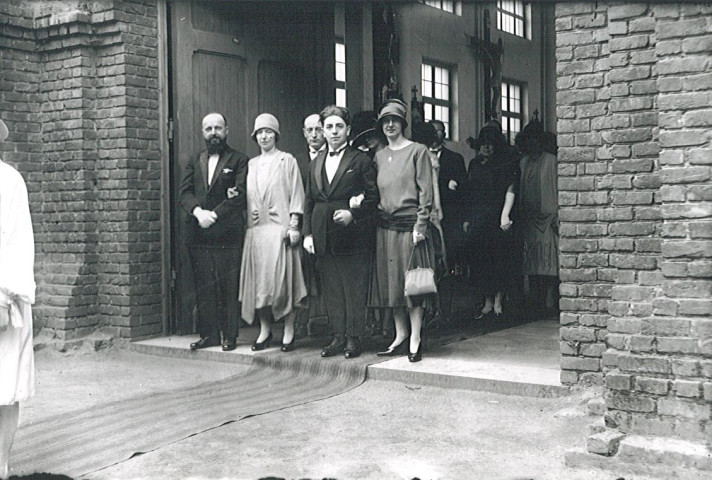 Sortie de mariage à l'église provisoire