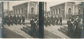 Georges Vankemmel et Gustave Duriez défilant dans la rue Jean Jaurès près de l'usine à gaz, entourés de musiciens et personnalités
