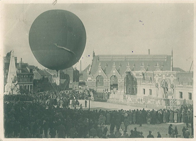 Foule observant l'envol d'un ballon dirigeable (montgolfière) sur la Grand'Place