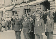 Personnalités posant sur le perron de l'hôtel de ville pour la cérémonie de remise de la croix de guerre