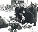 Line Renaud (Jacqueline Ente) fleurissant une tombe au cimetière