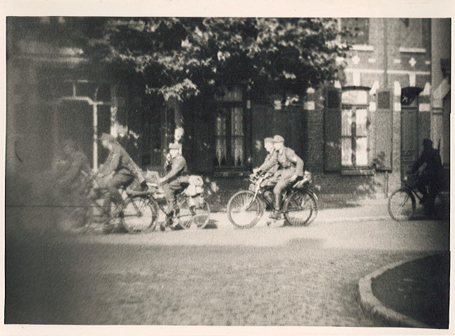 Passage d'un groupe de militaires allemands à bicyclette rue du faubourg de Dunkerque