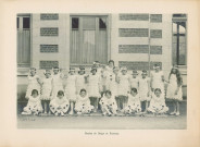 Élèves du collège de jeunes filles déguisées en Boules de Neige et Pierrot