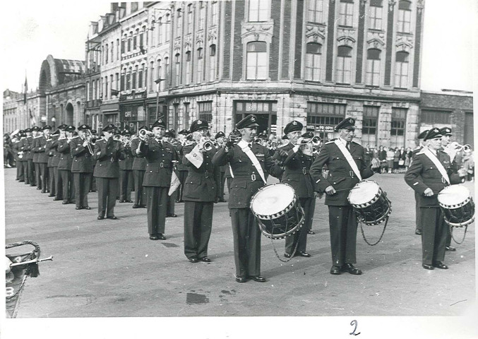 Prestation d'une fanfare lors de la fête des Nieulles, place de la Gare