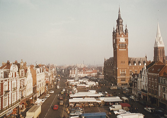 Vue aérienne de la place du Général de Gaulle un jour de marché