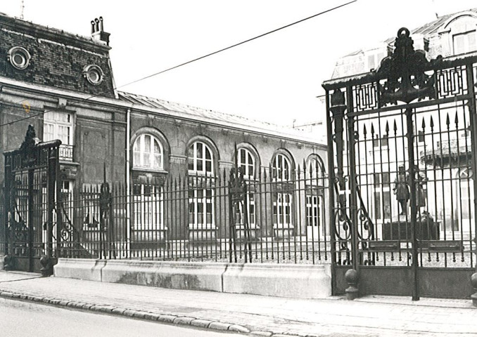 Grille de la maison des frères Mahieu, service social départemental