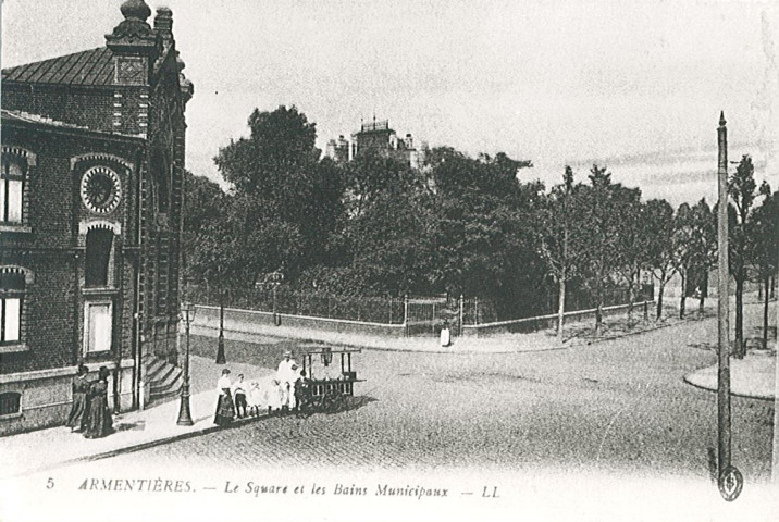 Square Victor Hugo et vue sur l'établissement des bains