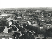 Vue aérienne de la rue des Chauffours, du collège Desrousseaux et du complexe sportif Léo Lagrange