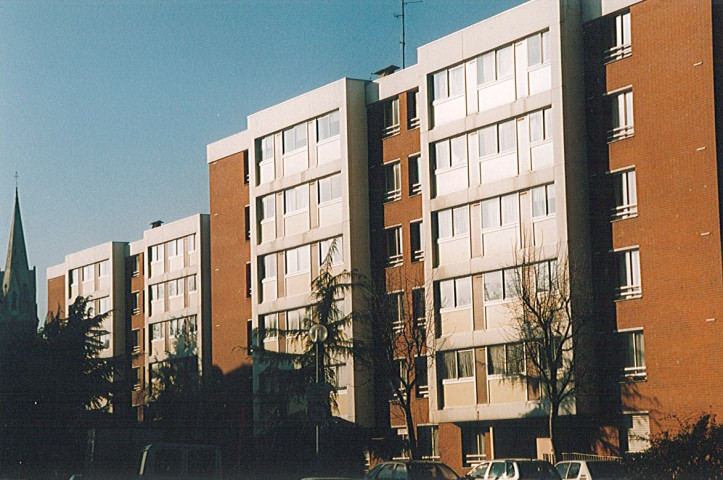 Immeuble d'appartements HLM rue des Chauffours